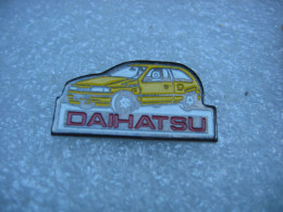 Pin's D'une Voiture De La Marque Daihatsu - Altri & Non Classificati