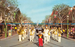 R064622 Mickey Mouse And Disneyland Band. 1972 - World