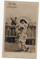 Snapshot Studio Rppc Carte Postale Photo Legende Dos Enfant Fille Noel Neige Hiver Cochon Humour - Personas Anónimos