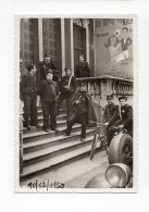 Snapshot Militaire Gendarme Velo Roue Voiture 1950 à Situer Identifier - Personnes Anonymes