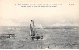 PORT EN BESSIN - Pendant La Tempête - Barque De Pêche Rentrant Au Port - Très Bon état - Port-en-Bessin-Huppain