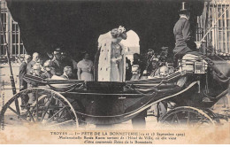 TROYES - 1re Fête De La Bonneterie 1909 - Mlle Renée Kuntz Sortant De L'Hôtel De Ville - Très Bon état - Troyes