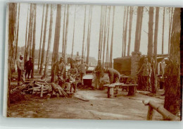 39804908 - Landser Beim Holzschlagen In Einem Waldlager WK I - Sonstige & Ohne Zuordnung