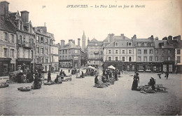 AVRANCHES - La Place Littré Un Jour Marché - Très Bon état - Avranches