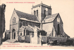 BARFLEUR - L'Eglise Et Monument Aux Morts - Très Bon état - Barfleur