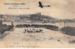 LYON - Ensemble De La Place Bellecour - Fêtes D'Aviation 1911 - Legagneux Volant Sur LYON - Très Bon état - Otros & Sin Clasificación