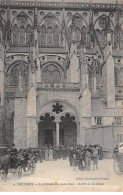 BOURGES - La Cathédrale - Porte Sud - Sortie De La Messe - Très Bon état - Bourges