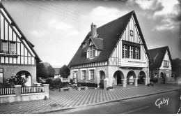 MERVILLE - FRANCEVILLE - Hôtel De Ville Et Les Ecoles - Très Bon état - Autres & Non Classés