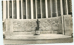 Douala, Le Monument Au Général Leclerc (scan Recto-verso) Ref 1037 - Camerún