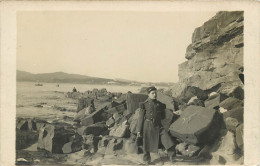 Photo D'un Soldat Tournant Le Dos à La Mer (scan Recto-verso) Ref 1028 - Personen