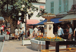 83  Sainte-Maxime La Place Du Marché  (Scan R/V) N°   28   \PP1099Bis - Sainte-Maxime