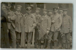 39871008 - Eine Gruppe Landser In Uniform Mit Blumen Am Revers - Weltkrieg 1914-18