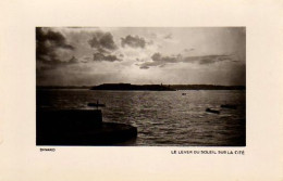 S19-029 Dinard - Le Lever Du Soleil Sur La Cité - Dinard