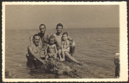 Three Muscular Men Guys On Beach   Guy Int Old  Photo 13x9 Cm # 41256 - Personnes Anonymes
