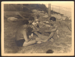 Three Muscular Men Guys Playing Card On Beach   Guy Int Old  Photo 12x9 Cm # 41257 - Personas Anónimos