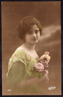 Uruguay - 1919 - Femme - Colorized - Woman Posing With Roses - Femmes