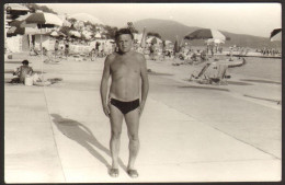 Trunks Muscular Man Guy    On Beach   Guy Int Old  Photo 14x9 Cm # 41258 - Personnes Anonymes