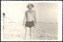 Trunks Muscular Man Guy    On Beach   Guy Int Old  Photo 14x9 Cm # 41260 - Persone Anonimi