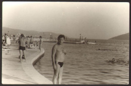 Trunks Muscular Man Guy    On Beach   Guy Int Old  Photo 14x9 Cm # 41261 - Personas Anónimos