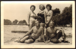 Trunks Muscular Men Guys And Bikini Women    On Beach   Guy Int Old  Photo 14x9 Cm # 41262 - Persone Anonimi