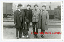 Photo Ancienne, Une Famille Pose à La Gare De Marchandises, Triage, Wagon, Train, Chemin De Fer, Serbie (Yugoslavia) - Treni