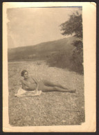 Bikini Woman Laying On Beach Old  Photo 6x9 Cm # 41273 - Personas Anónimos