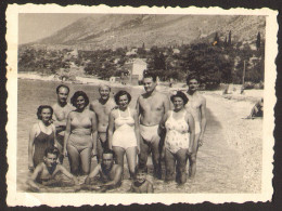 Bikini Woman And Trunks Bulge Muscular Men Guys On Beach Old  Photo 6x9 Cm # 41275 - Anonyme Personen