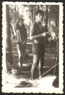 Girl And Trunks   Muscular Man Guy In Camp On Beach Gay Int Old  Photo 6x9 Cm # 41276 - Persone Anonimi