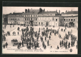 CPA Sainte-Menehould, La Place De L`Hotel-de-Ville  - Sainte-Menehould