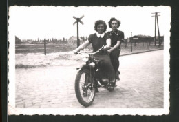 Fotografie Motorrad, Junge Frauen Fahren Mit Krad  - Auto's