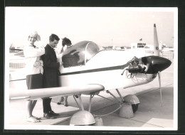 Fotografie Pilot Nebst Flugzeug Und Hübschen Frauen Auf Einem Flughafen  - Aviation