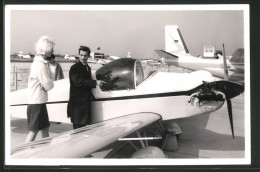 Fotografie Leichtflugzeug, Pilot Nebst Hübschen Frauen & Flugzeug Auf Einem Flughafen  - Aviation