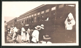 Fotografie Eisenbahn Bolivien, Fahrgäste Steigen In Personenzug An Einem Bahnhof  - Treni