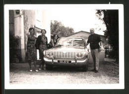 Fotografie Auto Ford Taunus 17m, Stolze Familie Mit PKW  - Auto's