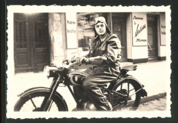 Fotografie Motorrad DKW, Fahrer Mit Haube & Schutzbrille Auf Krad  - Cars