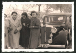 Fotografie Auto Horch, Frauen Vor Schwarzer Limousine  - Automobili