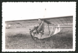 Fotografie Segelflug, Junger Pilot Im Segelflugzeug  - Aviation