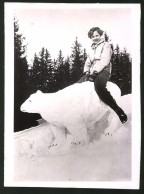 Fotografie Ansicht Zagreb, Junge Frau Reitet Auf Eisbär Aus Schnee  - Places