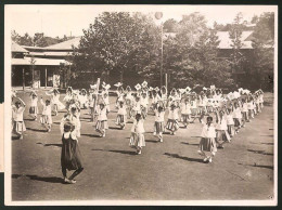 Fotografie Schülerinnen Eines Japanischen Lyzeums Bei Gymnastischen Übungen  - Sporten