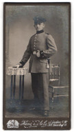 Fotografie Hans Kastel, Minden I. W., Portrait Soldat In Uniform Am Tisch Stehend  - Personas Anónimos