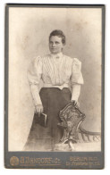 Fotografie A. Jandorf, Berlin, Portrait Frau In Weisser Bluse Und Rock Mit Buch  - Anonymous Persons