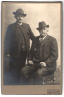 Fotografie Joseph Werner, München, Portrait Wohlhabenede Herren In Anzügen, Im Studio Isartorplatz 2  - Anonymous Persons