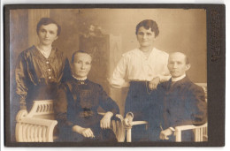 Fotografie Albin Zeidler, Kirchberg I/S., Neumarkt 238, Portrait Familievater Mit Frau Und Töchtern  - Anonymous Persons