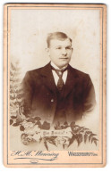 Fotografie H. Al. Wennig, Wasserburg A. Inn, Tränkgasse 1, Portrait Junger Blonder Mann In Krawatte Und Jackett  - Personnes Anonymes