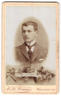 Fotografie H. Al. Wenning, Wasserburg A. Inn, Tränkgasse 1, Portrait Charmanter Junger Mann In Krawatte Und Jackett  - Personnes Anonymes