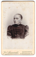 Fotografie Julius Grunewald, Cunewalde / Sachsen, Portrait ältere Dame Mit Zurückgebundenem Haar  - Anonyme Personen