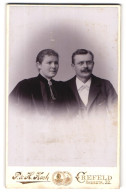 Fotografie P. & H. Koch, Crefeld, Rheinstrasse 32, Portrait Bürgerliches Paar In Hübscher Kleidung  - Anonymous Persons