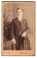 Fotografie Eulenstein, Leipzig, Zeitzer-Strasse 30, Portrait Junger Herr In Eleganter Kleidung  - Anonyme Personen