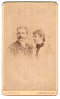 Fotografie W. Höffert, Dresden, Ehepaar Blickt Zur Seite  - Anonymous Persons