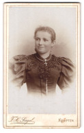 Fotografie F. H. Siegel, Kempten, Lächelndes Mädchen Mit Puffärmeln  - Anonymous Persons